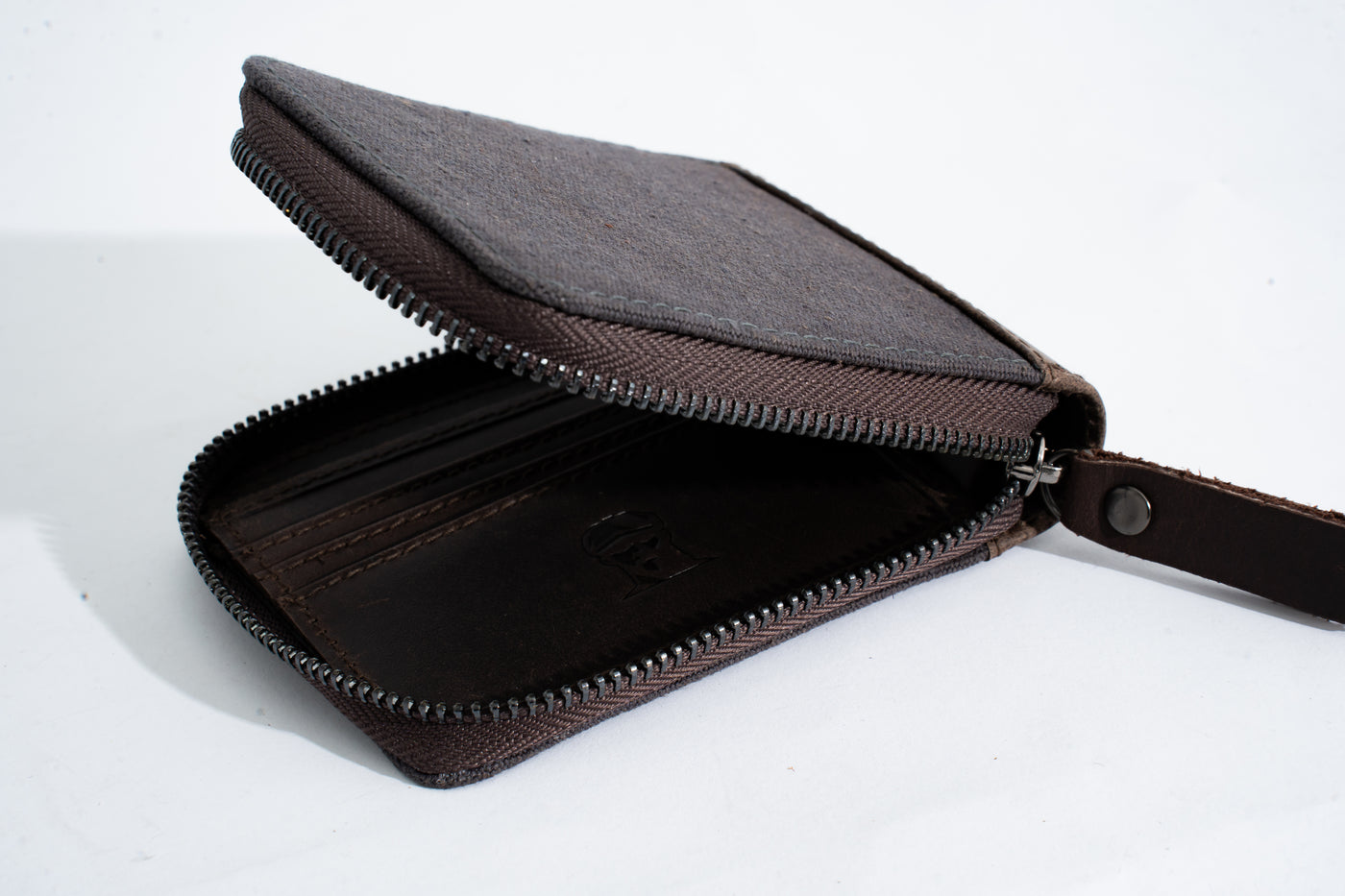 Joobran’s zipper-around wallet – Tan