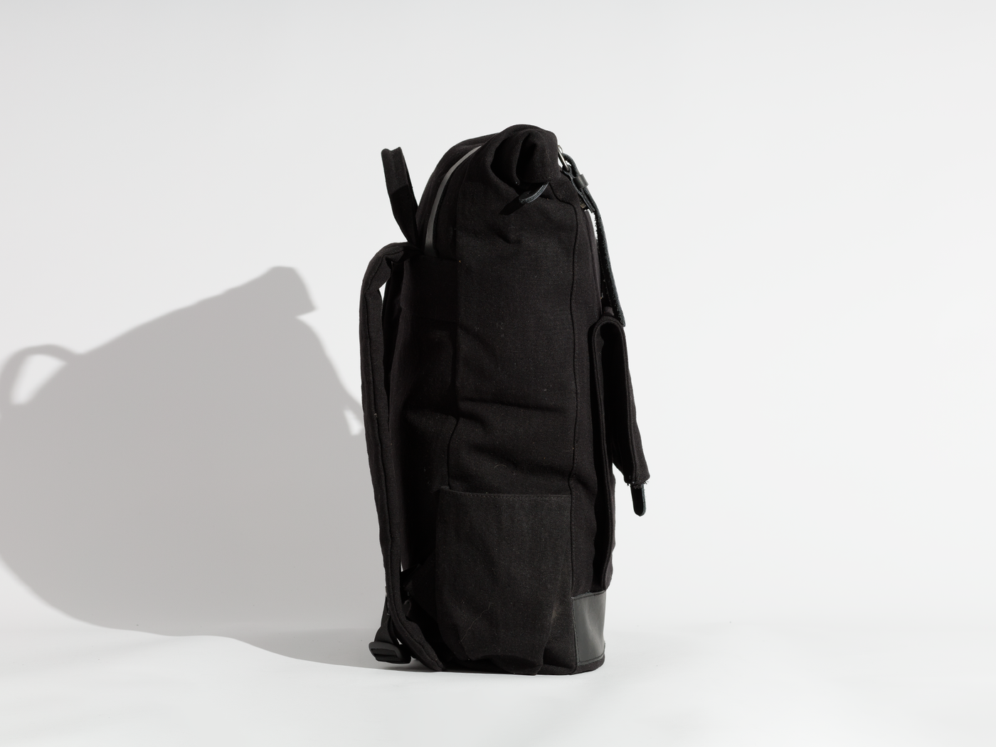 Rolltop vintage backpack – Black