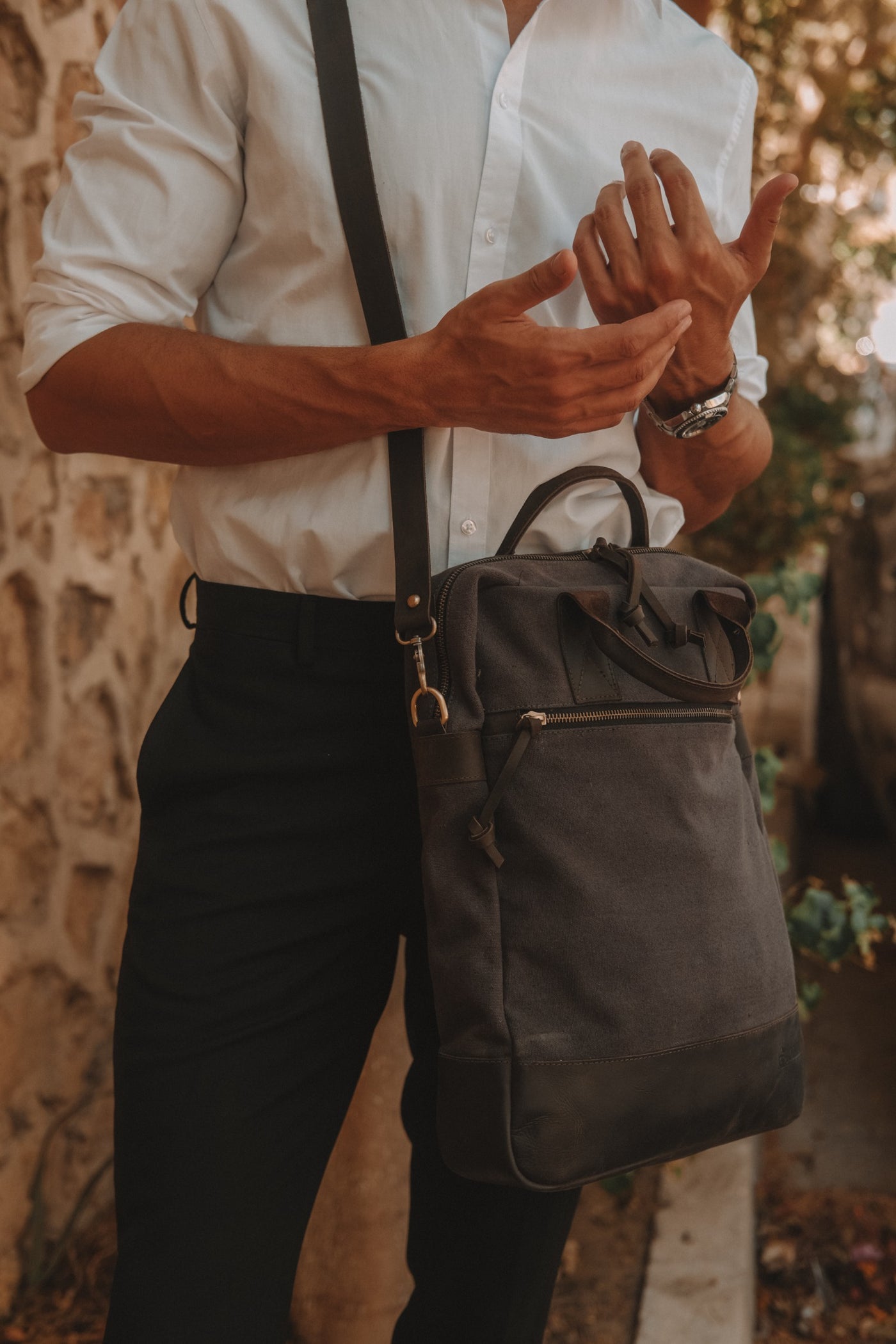 Ola Messenger Bag - Dark Grey